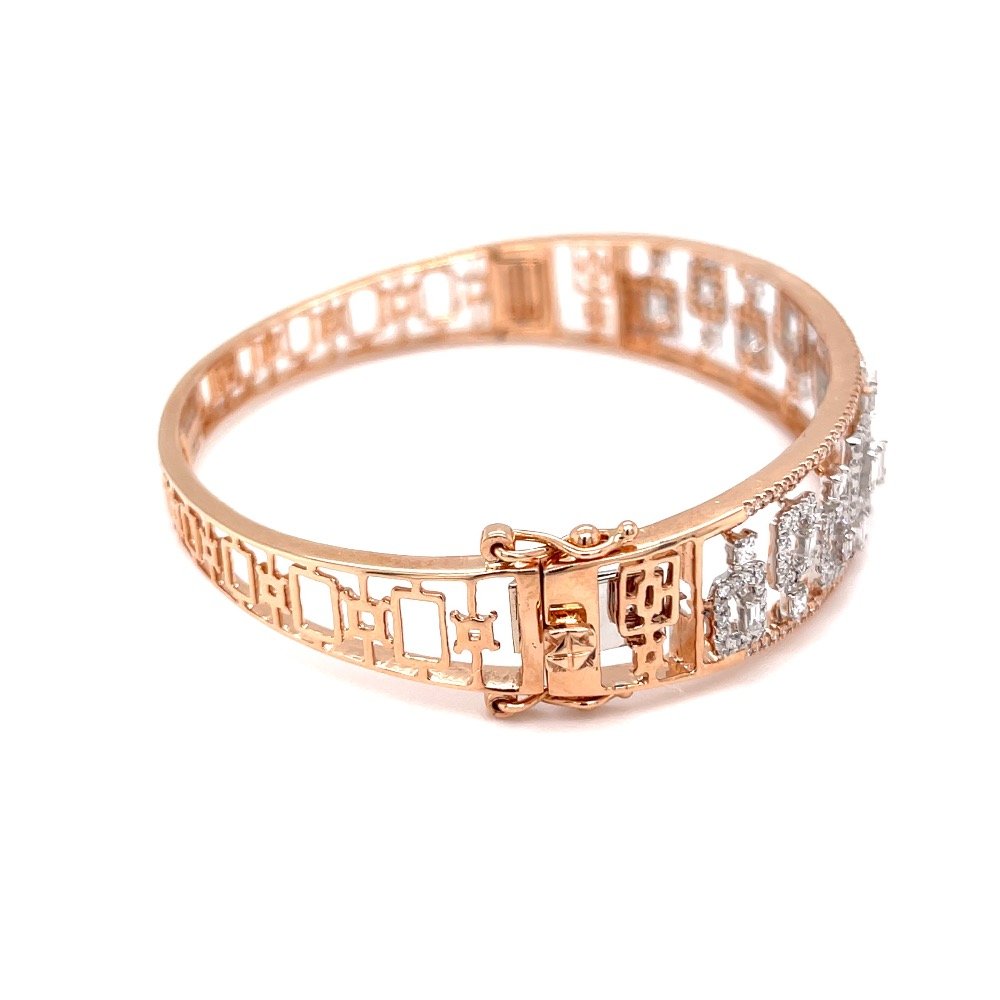 Broad bracelet with baguette in the centre with rectangular design