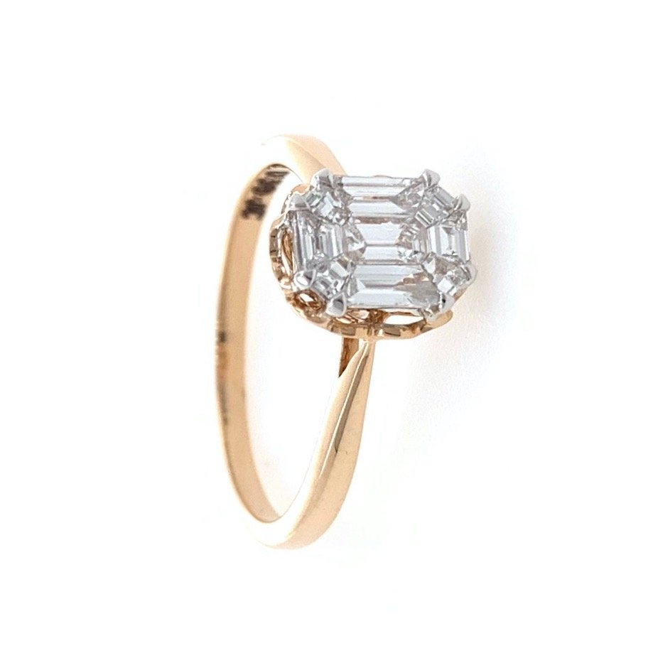 Beautiful engagement ring in modifi...